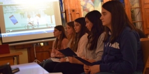 Cinc noies de 1r d’ESO creen una aplicació per intercanviar, sense diners pel mig, objectes usats