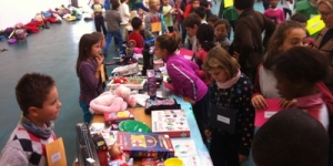 El mercat d’intercanvi entre escoles de Vic fomenta la reutilització de materials