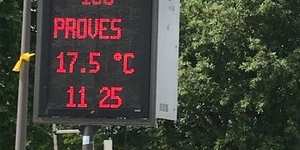 Un panell a Vic indica els nivells d'ozó